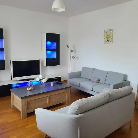 F4 Giulia Apartment *